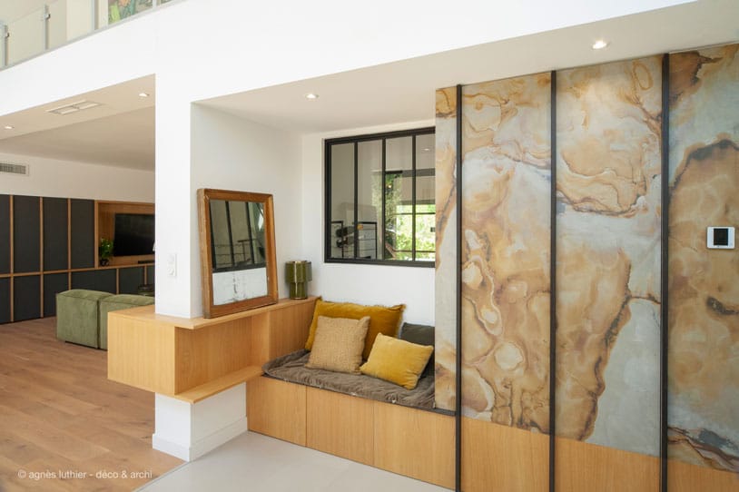 la feuille de pierre et la chaleur du chêne associés pour cet espace cosy et coloré